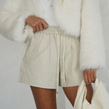 שורט דמוי עור שמנת