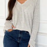 חולצת בייסיק וי אפורה