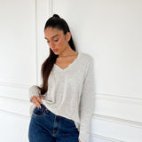 חולצת בייסיק וי אפורה