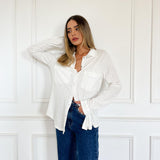 מכופתרת לבנה